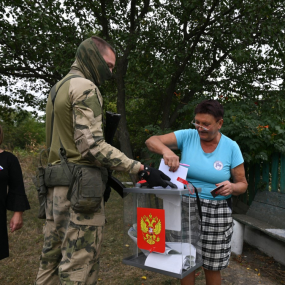 Glasačka kutija ispod drveta, ili je nosi vojnik; Ovako izgledaju izbori u Donjeckoj oblasti... FOTO/VIDEO