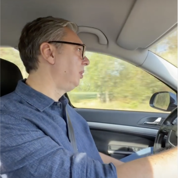 Vučić za volanom – krenuo put Velike Plane: "Prvi put 'sam svoj majstor'" VIDEO