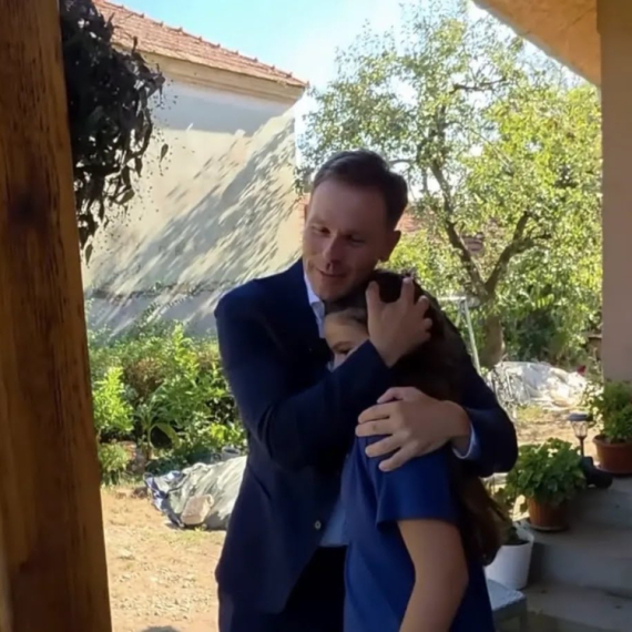 Mali sa mladom karatistkinjom iz Čamurlije: "To je zemlja koju gradimo"; "Srbija rada, ne Srbija mržnje" VIDEO