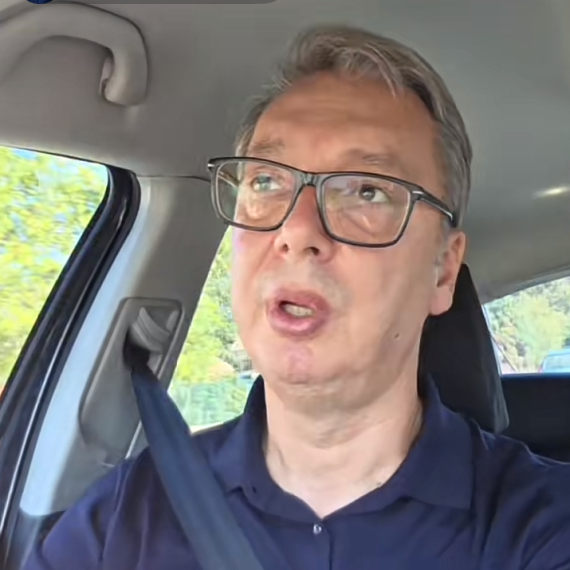 Vučić se obraća građanima: Predsednik Srbije iz svog automobila uživo na Tiktoku