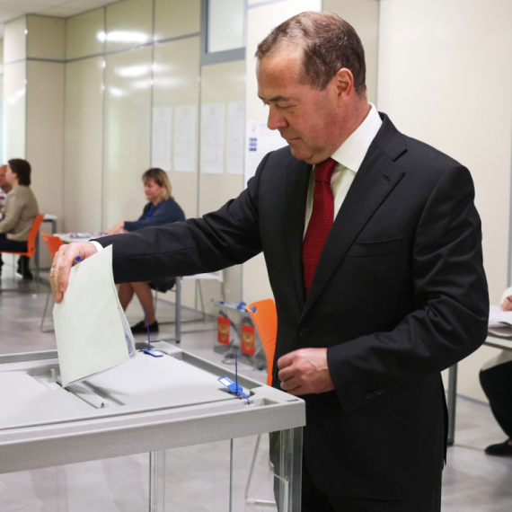 Javio se Medvedev: "Protivnik uložio ogromne napore da pokvari rezultate izbora"