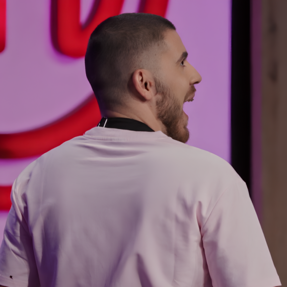 Pikaso Aleksandar "opičio kolce" pa ceo studio isprskao čokoladom: "Remek delo, ako me ne izbace"