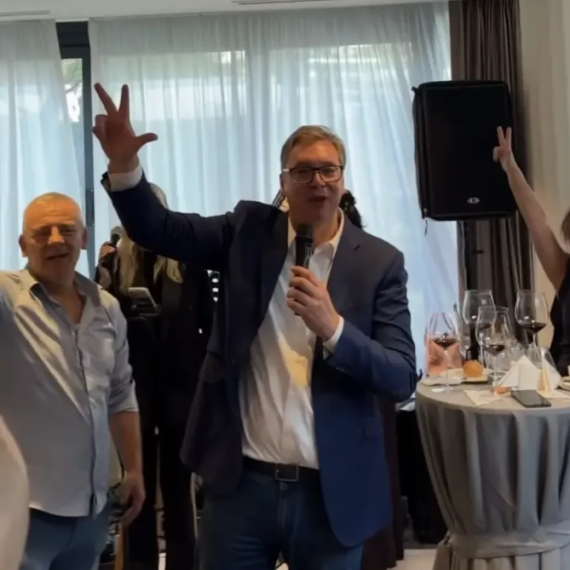 Vučić: "Oni se stide srpskog pozdrava, a ja ću uvek da se ponosim"; "Živela Srbija" VIDEO