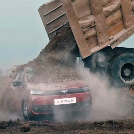 Indijski test izdržljivosti: Zatrpali nov automobil sa 20 tona šuta FOTO/VIDEO