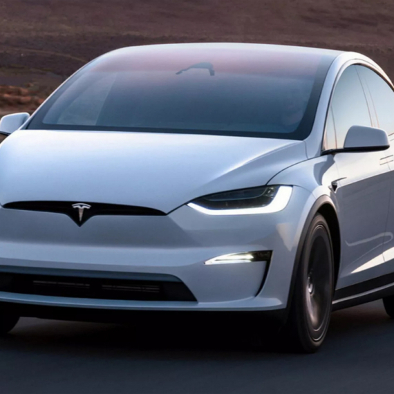 Tesla navodno sam krenuo kroz crveno: Porodica sada tuži kompaniju