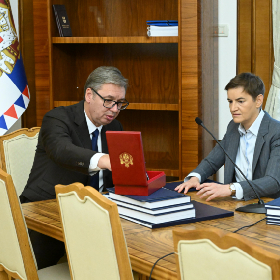 Vučić predao dužnost Ani Brnabić VIDEO