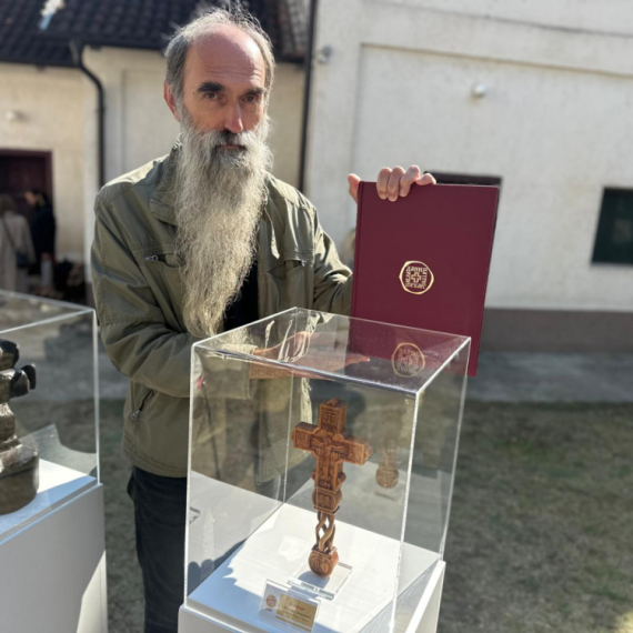"Rezbario sam ga sedam dana od trešnjinog drveta"; Milenkov krst izabran za najlepši rad FOTO