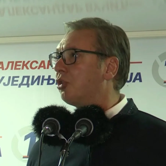 Veliki doček za Vučića u Boru, obratio se: "Pred nama su neizvesni izbori"; Razgovara sa ljudima