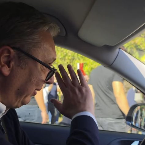 Vučić: "Ljudi i dalje ne veruju da vozim, čim me vide vade telefone i slikaju" VIDEO