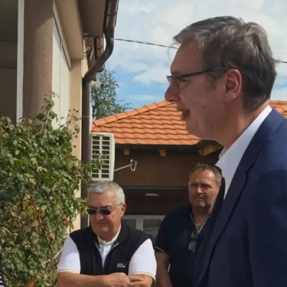Dve slike Srbije: Dok jedni vređaju Vučića i njegovu porodicu, dečica žele da ga vide VIDEO