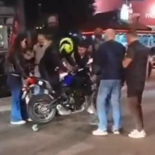 Novo nasilje: Blokaderi oborili zastavom čoveka na motoru VIDEO
