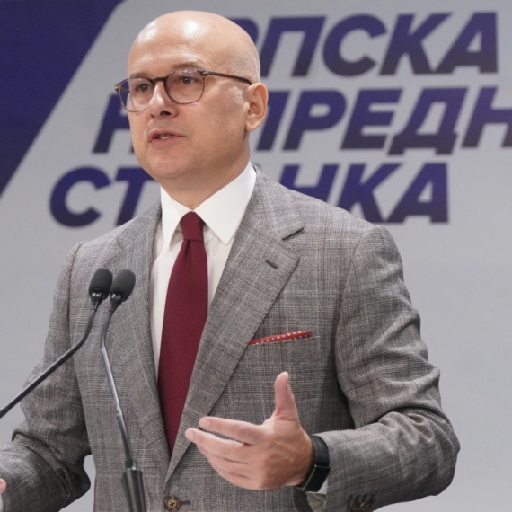 Vučević se oglasio posle skupa u Kragujevcu: "Narod se pita, Srbija ide napred" FOTO