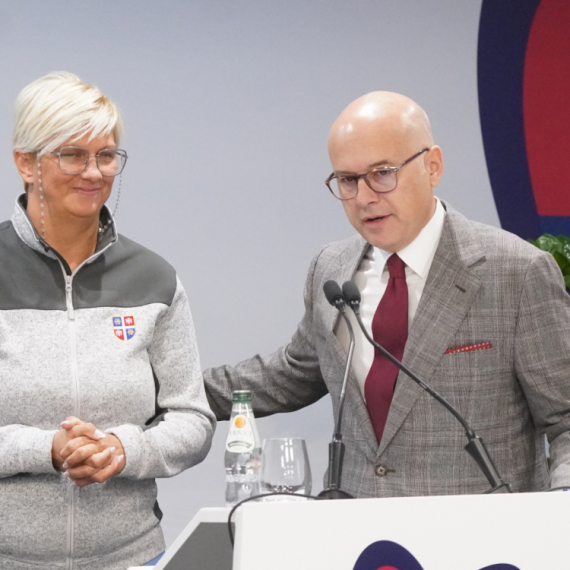 Konferencija SNS; Vučević: "Srdanović direktno odgovoran za ovaj napad"; Prisutna i napadnuta Ljiljana