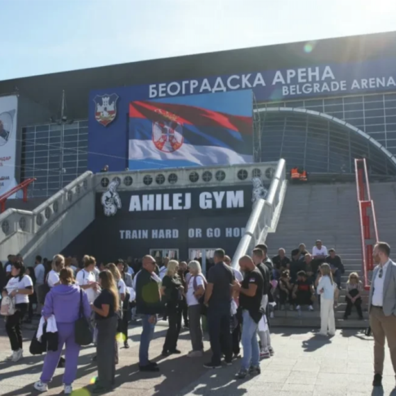 Prepun prostor ispred Arene: Veliki broj građana stigao na skup; Evo šta su poručili