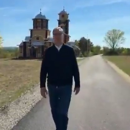 Vučić ne vozi bicikl – on ide putem koji je izgradio; Najveća želja meštana sela Ivankovac je ispunjena VIDEO