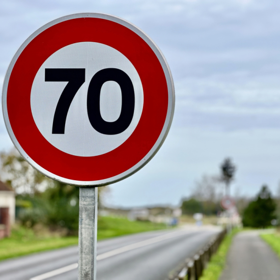 Postavio lažni znak i povećao ograničenje na 70 km/h: Radar snimio 400 vozača u prekršaju