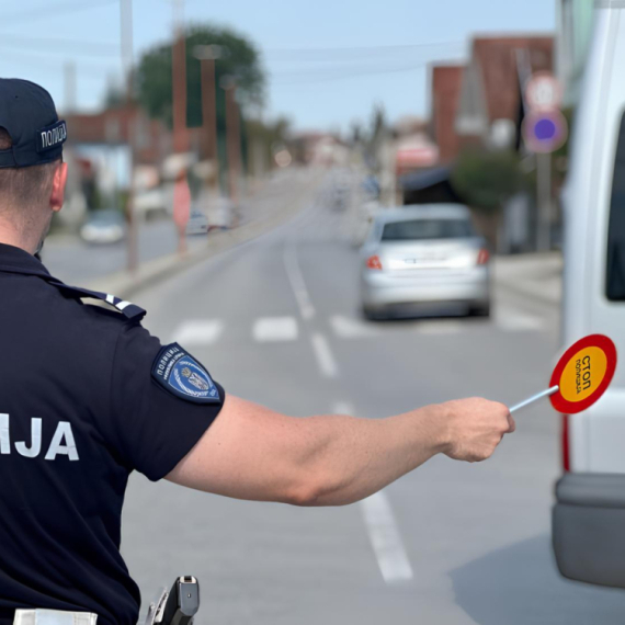 Nova akcija policije: Ne uzimajte telefon u ruke ni dok vozite, ni dok prelazite ulicu