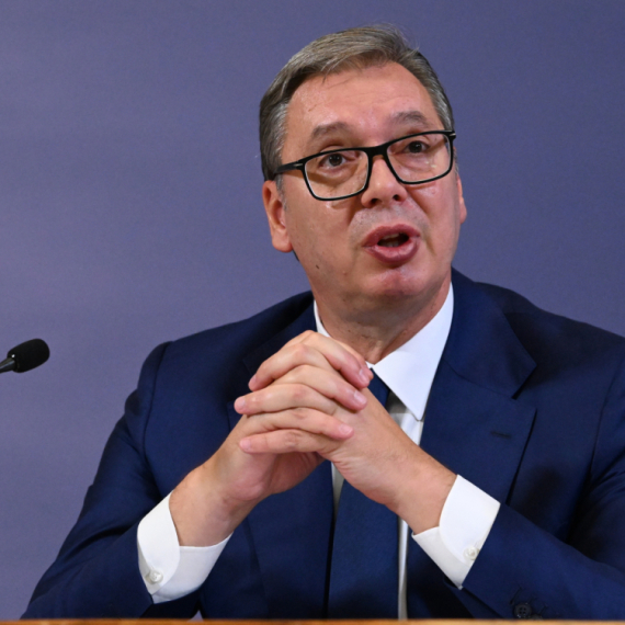Vučić odgovorio na uvrede i poslao poruku protivnicima: "Kada ne možete da me pobedite, nazivate me ludakom"