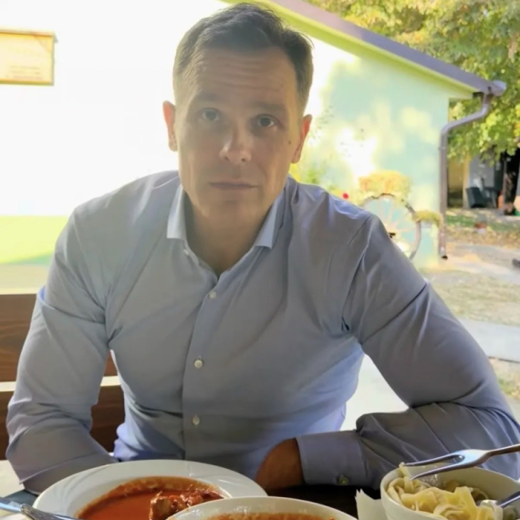 Mali na putu za Bački Petrovac: "Idem kod jednog domaćina da vidim kako pravi začinsku papriku" VIDEO