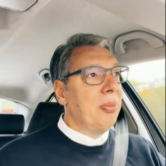Vučić zapevao "Ruzmarin" i poručio: "Za Milivojevića i ove sa Studentske liste umesto Tompsona" VIDEO