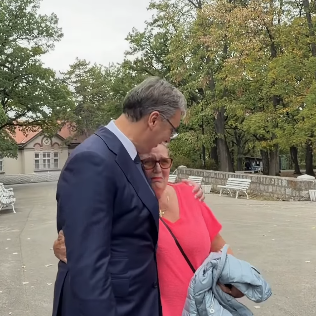 Vučić: "Dragoj Ljubinki, koja je došla iz Kopenhagena, hvala na divnim rečima podrške" VIDEO