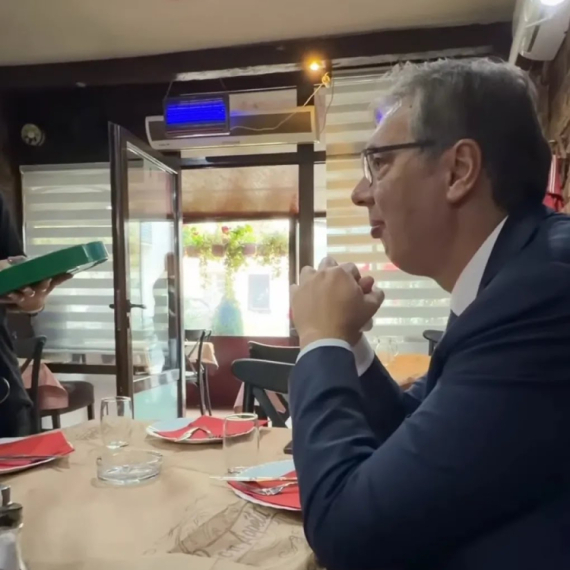 Vučić u pečenjari u Natalincima: "Dobro se jede, za mnogo manje para nego u Beogradu" VIDEO
