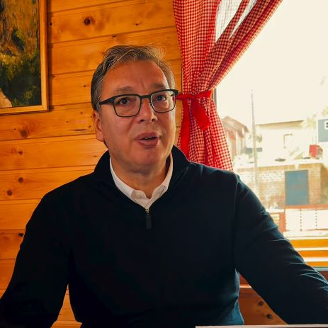 Vučić posetio Etno-selo Čubura kod Merošine: "Uz fenomenalnu jagnjetinu ispod sača naručio sam i Niško pivo"