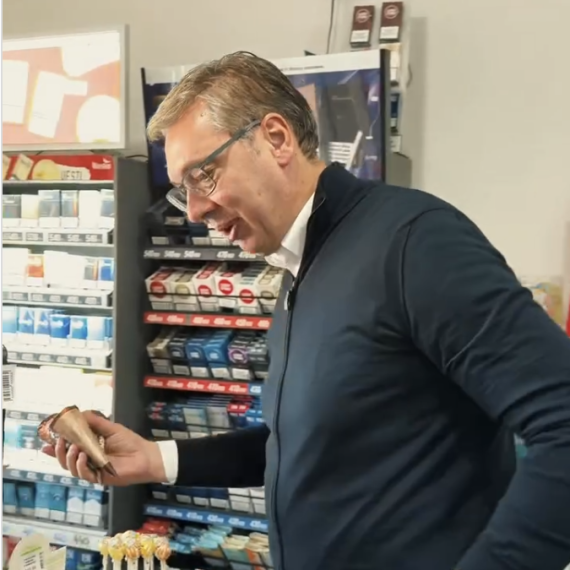 Vučić svratio u seosku prodavnicu: "Sasvim obična kupovina u jednoj seoskoj prodavnici" VIDEO