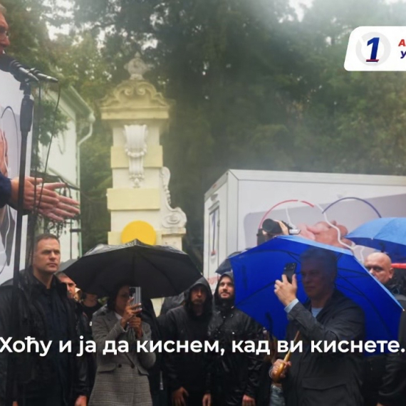 Vučić sa narodom u Zrenjaninu: "Hoću i ja da kisnem kad vi kisnete" VIDEO