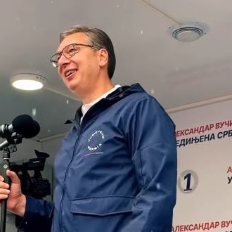 Vučić sa narodom u Zrenjaninu: "Hoću i ja da kisnem kad vi kisnete" VIDEO