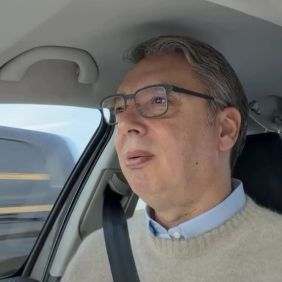 Vučić se obraća iz "helikoptera"