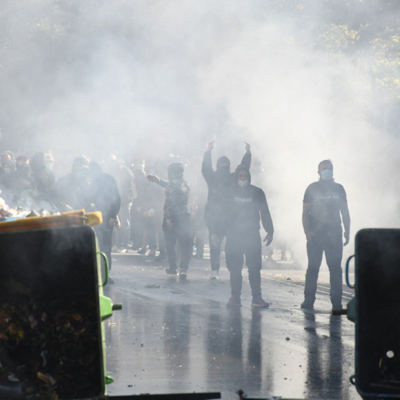 Haos u Tirani eskalirao: Demonstranti pale sve pred sobom; Policija hapsi, ima povređenih FOTO/VIDEO