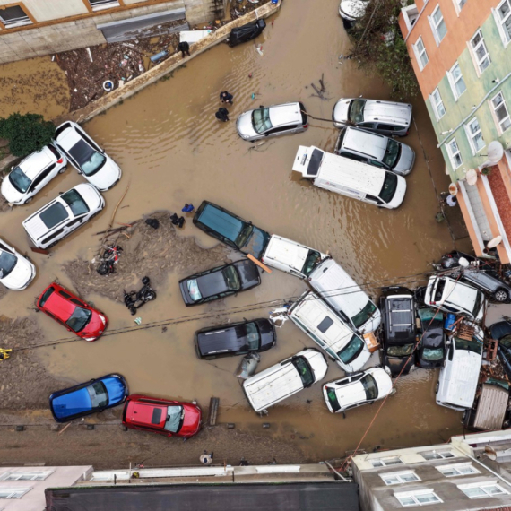 Glumicu izvlačili čamcem iz poplava: Drama u Istanbulu, sve je pod vodom FOTO