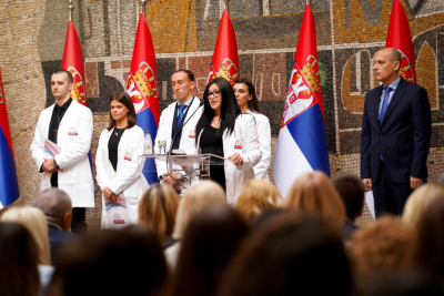 Slika za Uručeni ugovori o radu za 100 najboljih diplomaca medicine i 380 najboljih tehničara FOTO/VIDEO
