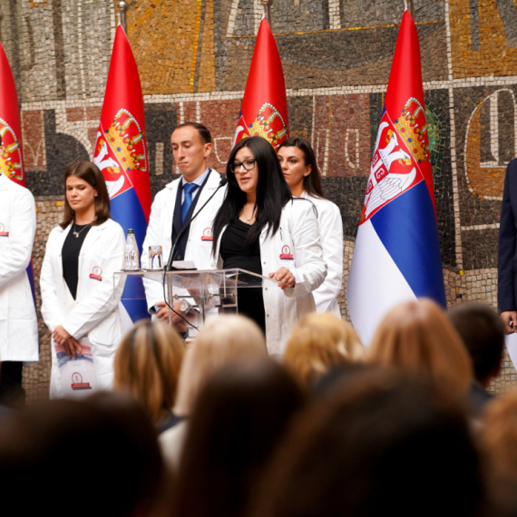 Employment contracts presented to the 100 top medical graduates and 380 top medical technicians PHOTO/VIDEO