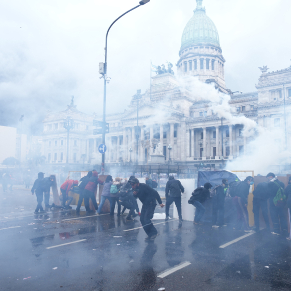Eksplozija nezadovoljstva u Argentini: Ljudi izašli na ulice; Izbili sukobi – povređeni policajci FOTO/VIDEO