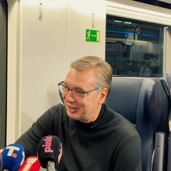 Vučić vozom stigao na veliki skup u Novom Sadu: "Voz pun energije, zajedništva i vere u Srbiju!" VIDEO