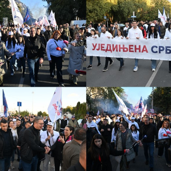 Veliki skup u Novom Sadu: Vučić sa građanima šeta do Trga; Prati ga 2.000 bajkera; Fico sleteo u Beograd FOTO
