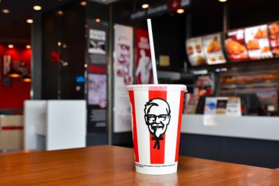 Slika za KFC im nakon 40 godina okreće leđa: Zamenili ih Koka-kolom