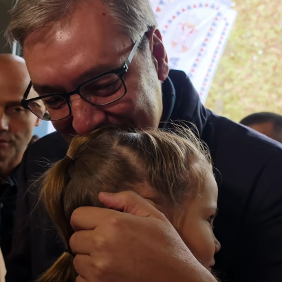 Vučiću devojčica poručila da je car; "Danas sam dobio najslađi poljubac od jedne princeze" VIDEO