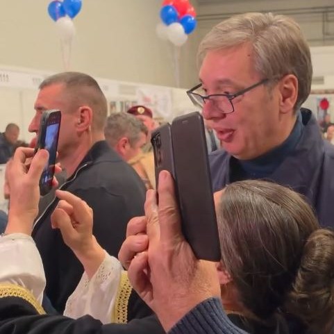 Predivni trenuci sa građanima Srbije; Vučić: "Ponekad i ja moram da budem fotograf" VIDEO