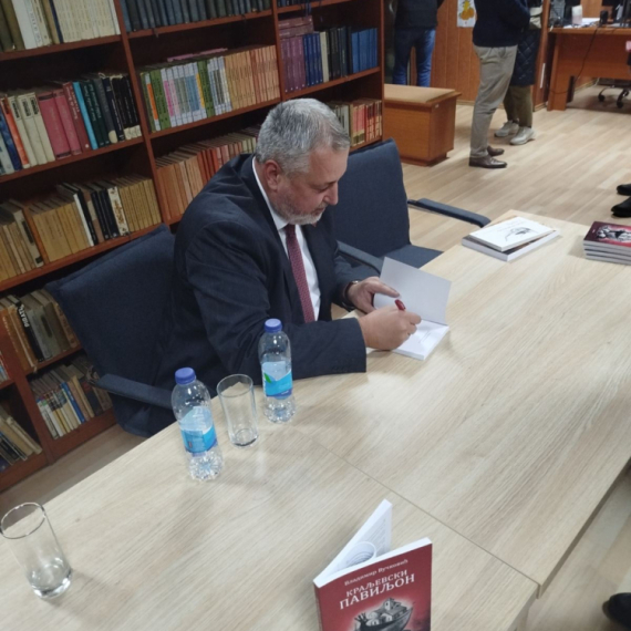 Od Stare Srbije do Bratunca: Vladimir Vučković predstavio roman "Kraljevski paviljon"