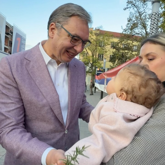 Vučić upoznao devojčicu Dimitru iz Kruševca: "Osmeh naše dece je najlepši podsetnik za šta se borimo"