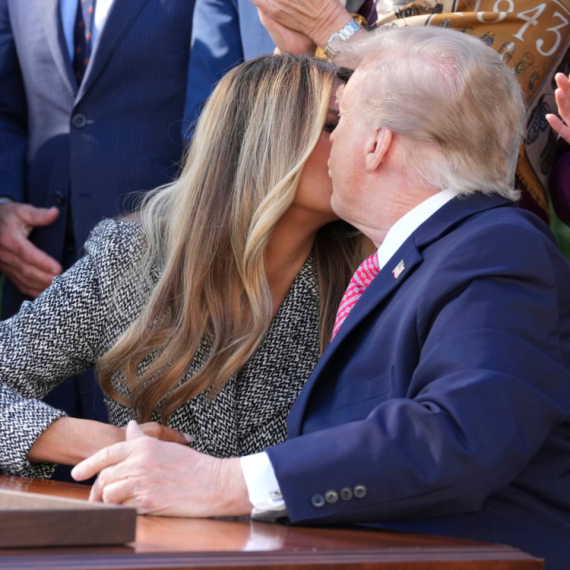 "Šta je ovo bilo?" Tramp pokušao da poljubi Melaniju, a onda...FOTO/VIDEO