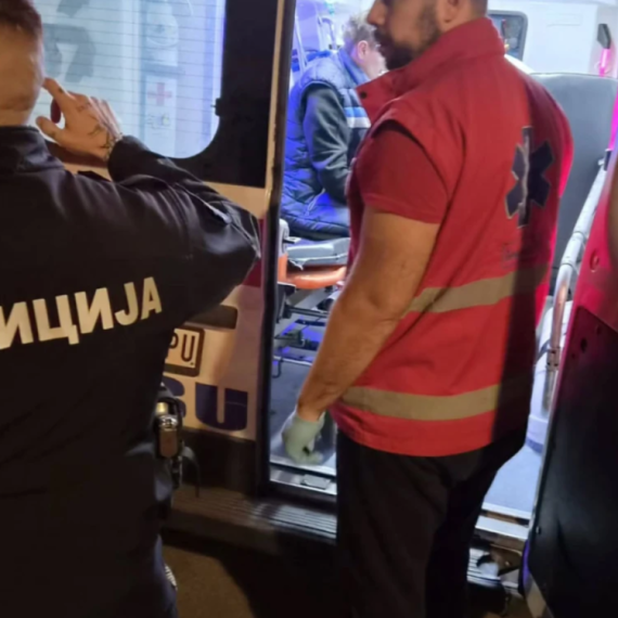 Blokaderi brutalno napali aktivistu SNS-a; "Šutirali su ga dok je ležao na zemelji"