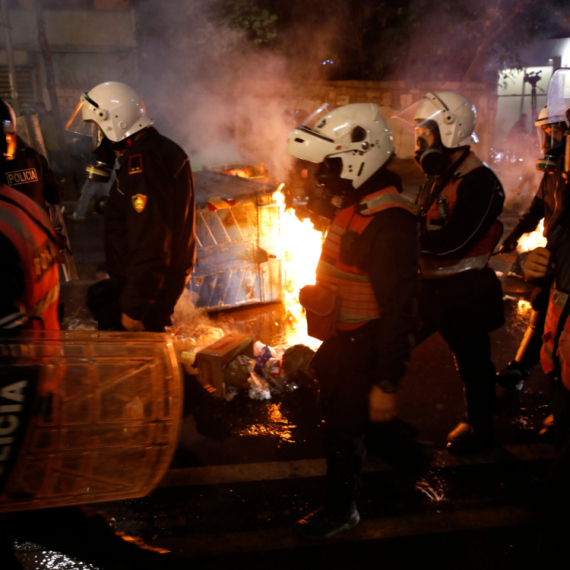 Tirana je "zapaljena"; Molotovljevi kokteli, požar, vodeni topovi VIDEO