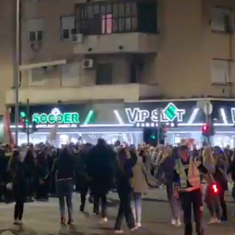 Blokaderi igraju kolo dok se u obližnjoj crkvi služi moleban za streljane đake VIDEO