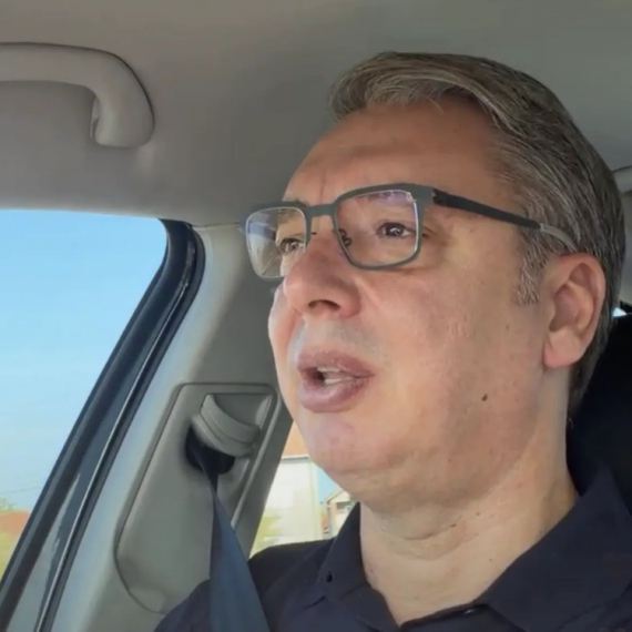 Vučić uživo iz "škode" na putu za Niš: "Očekujem ubedljivu pobedu, verujem da mnogo toga možemo da uradimo"
