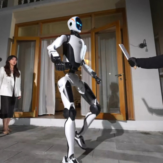 "Kung-fu legenda čuvar": Stigao robot koji diže automobile i čuva kuću FOTO