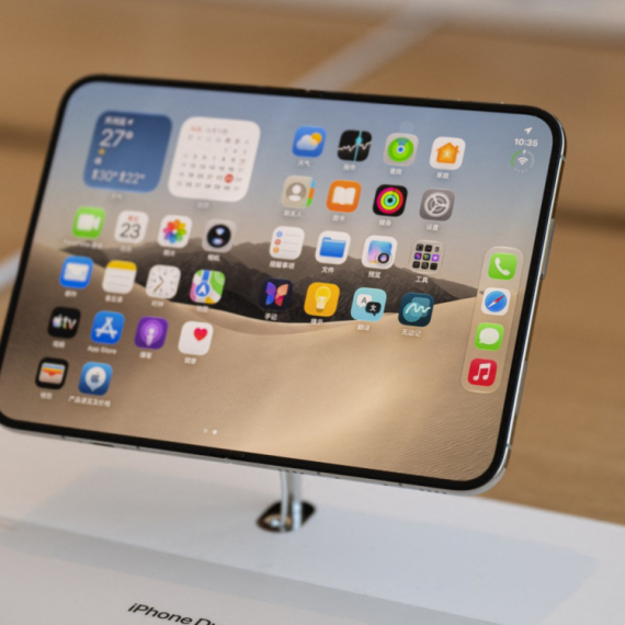 Prvi savitljivi iPhone pušten u prodaju: Redovi ispred radnji, ali tu je i veliki problem